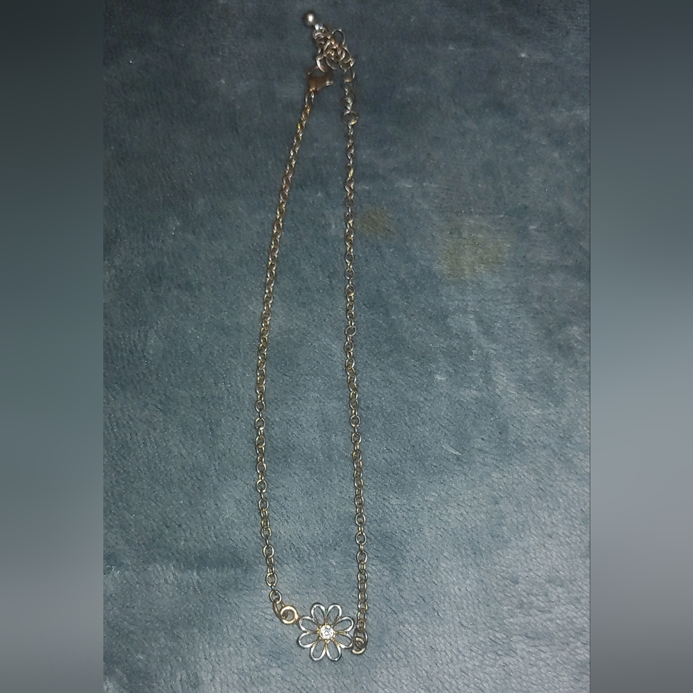 Elegant Gold Flower Pendant Necklace